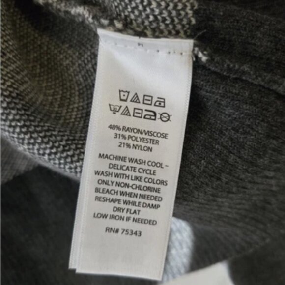 Tahari Gray & White/Black Checkered Plaid Sweater Size L Crew Neck, Soft Thick. - Picture 2 of 9